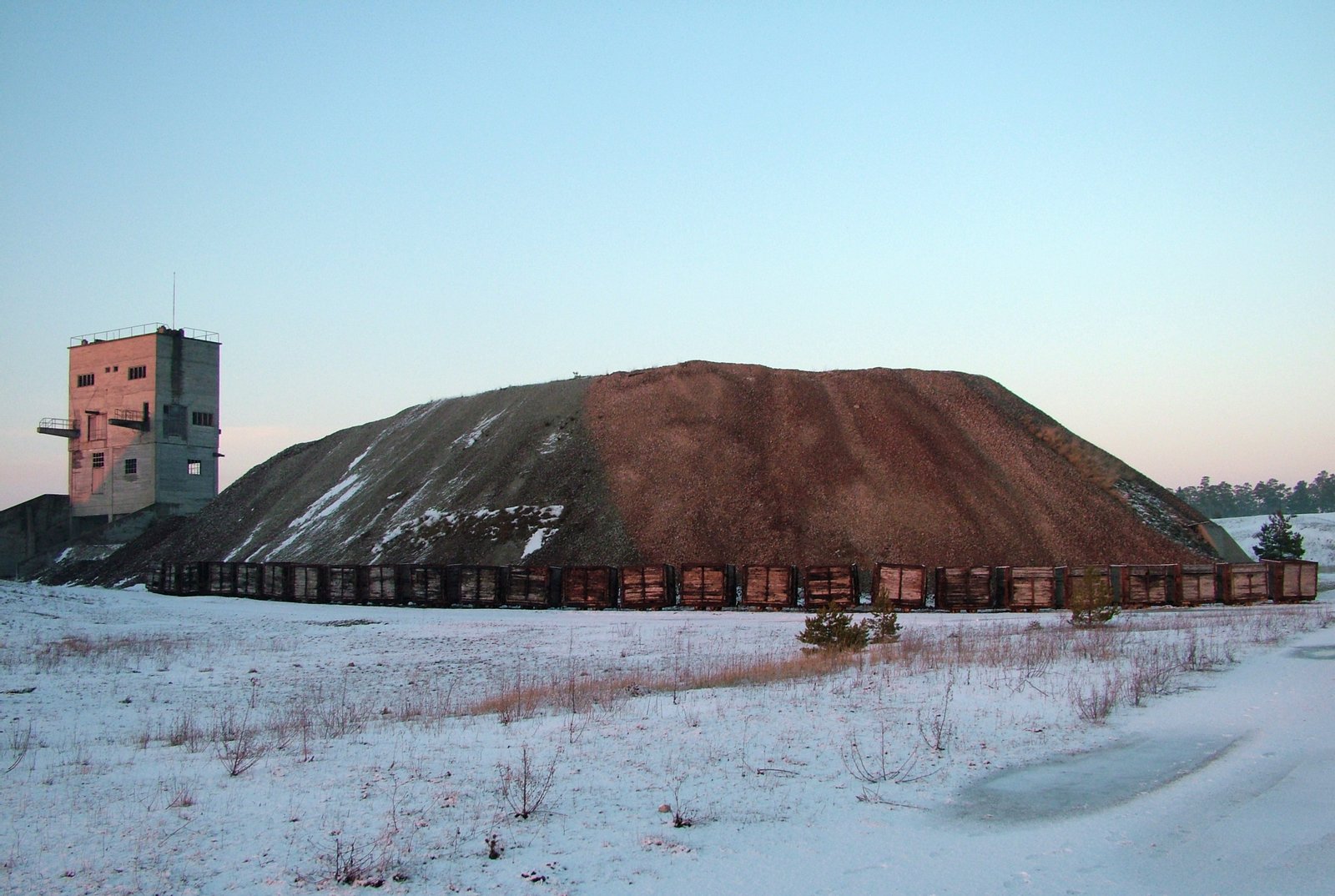 Vy över fabriken och stenhög vid Furillen, Gotland, Sverige | Furillen in Sweden