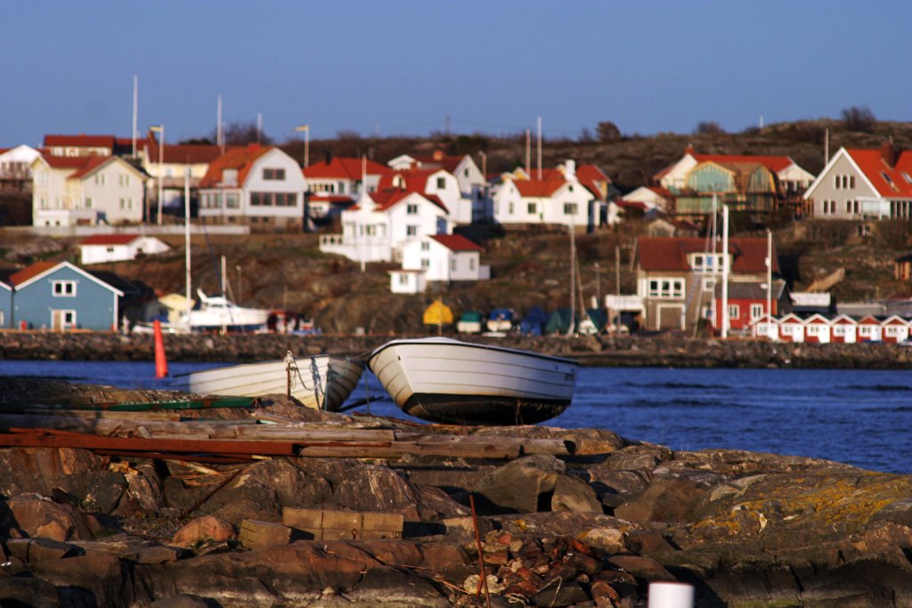 Utsikt mot hamnen på Björkö, från Hälsö, i Bohuslän. | Hälsö in Sweden