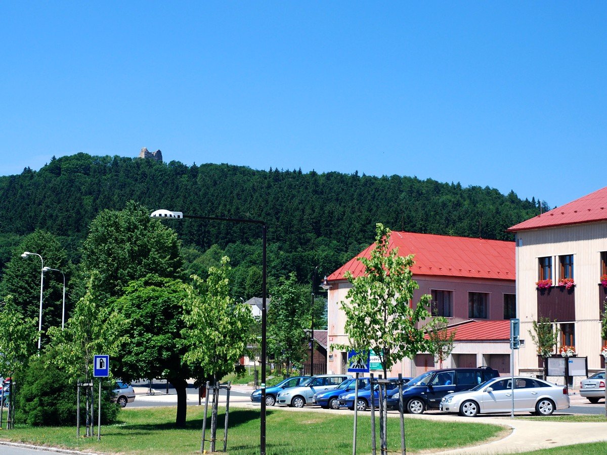 Zřícenina hradu při pohledu z náměstí městečka Přimda | Přimda in Czechia