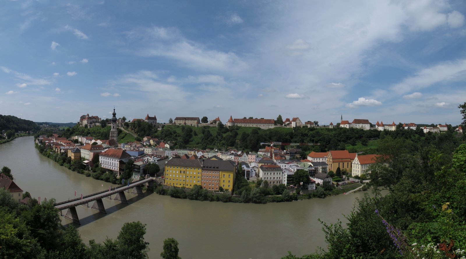 Panorama von Burghausen, Sicht von Österreich aus | Burghausen in Germany