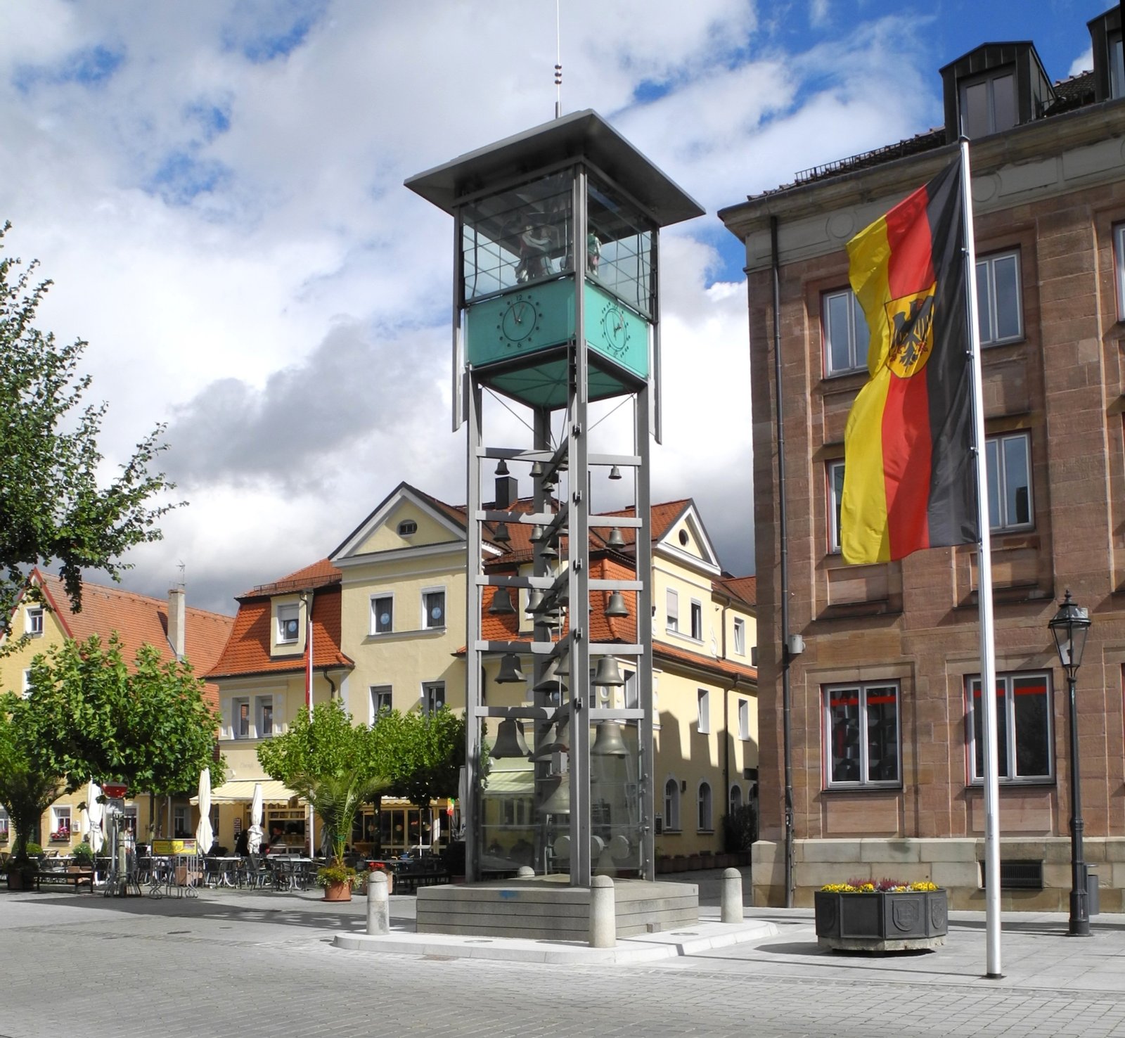 Gunzenhausen - Glockenspiel, daneben eine Dienstflagge der Bundesbehörden in Ausführung als Knatterflagge | Gunzenhausen in Germany