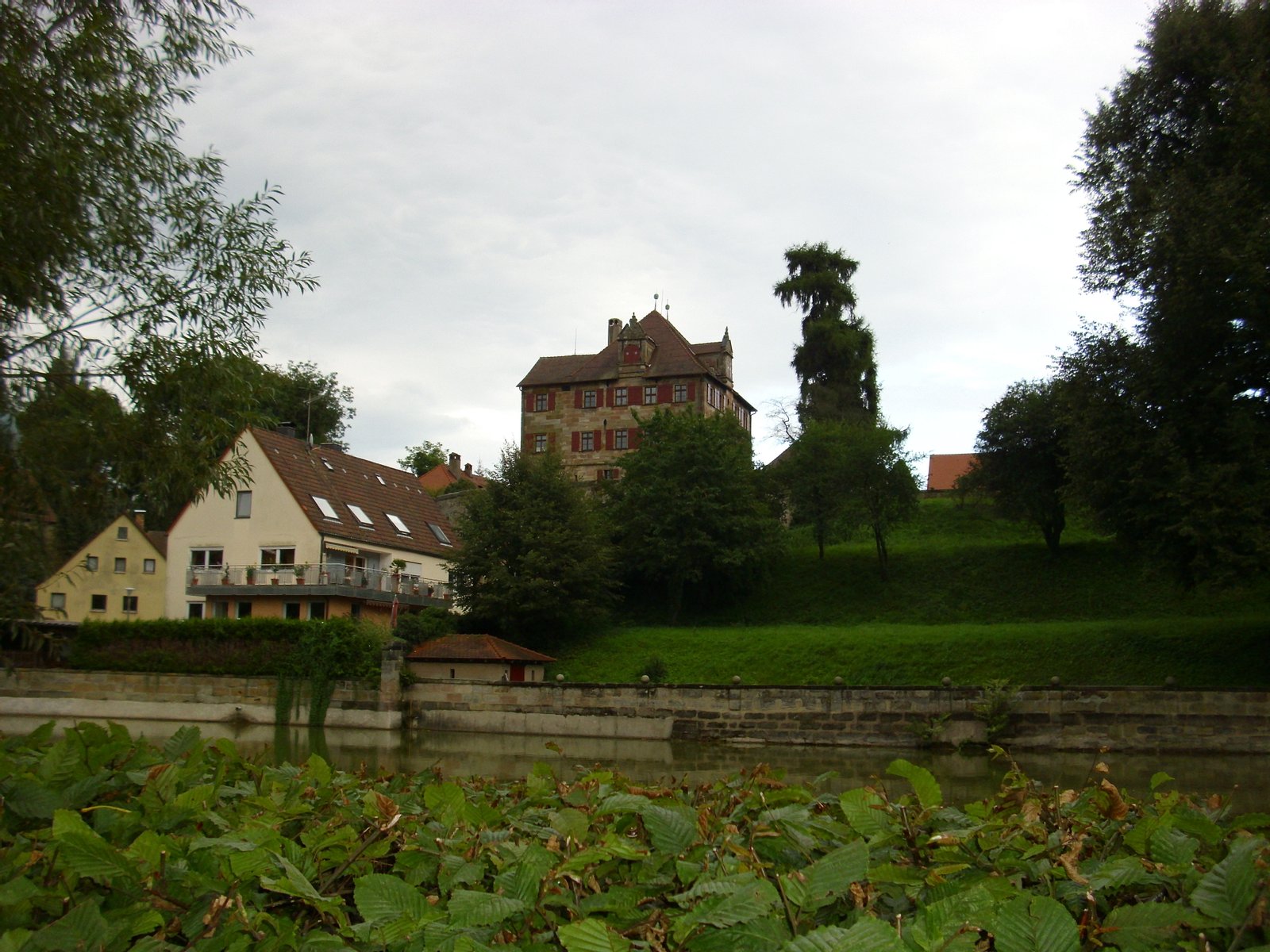Das Rote Schloss mit dem Schlossweiher und den Anwesen Am Felsenkeller 2 und 3 im Vordergrund | Heroldsberg in Germany