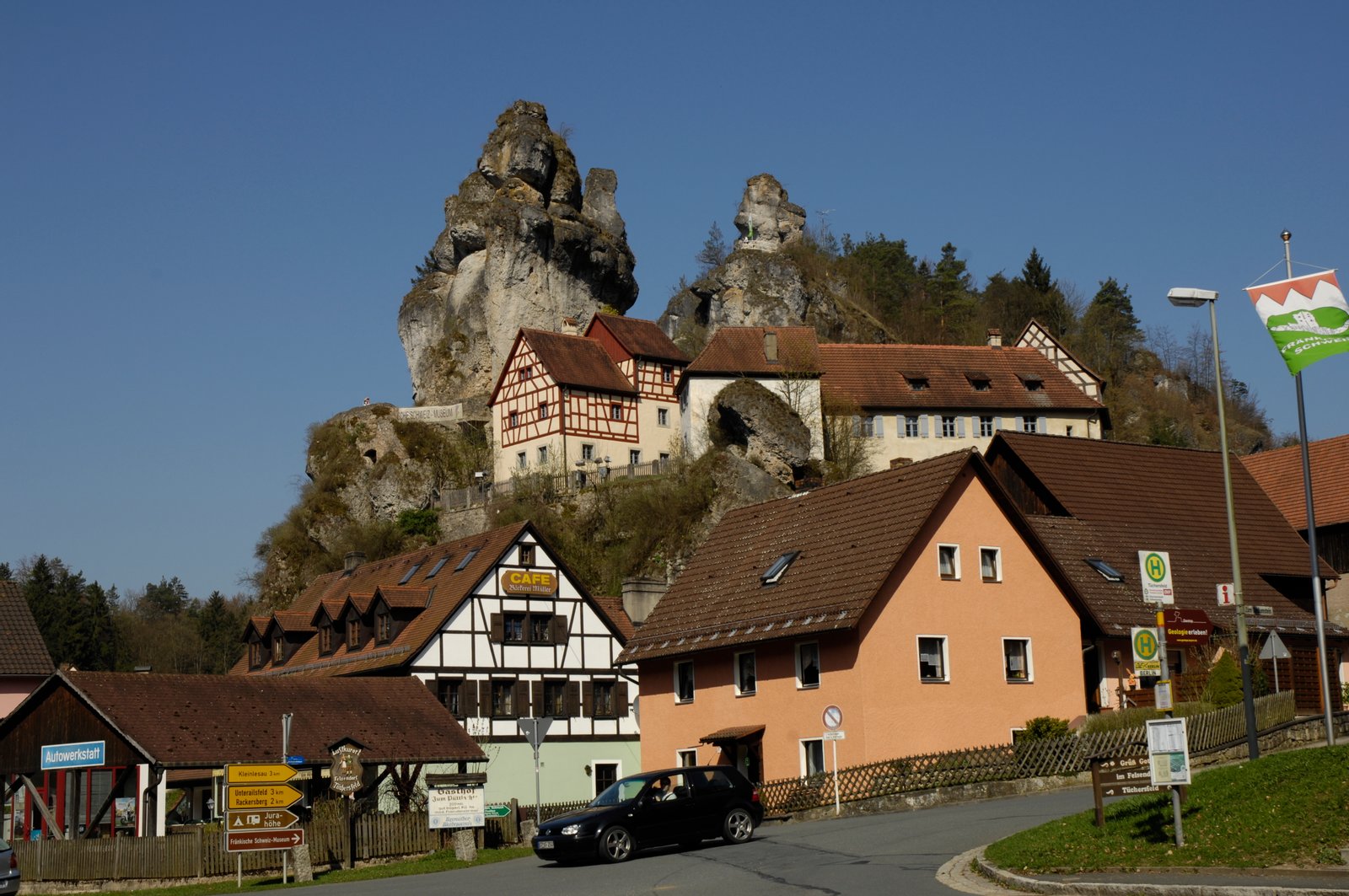 Tüchersfeld, Bebauung an den Felsen im Püttlachtal | Pottenstein in Germany