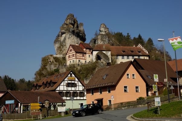 Tüchersfeld, Bebauung an den Felsen im Püttlachtal | Pottenstein in Germany