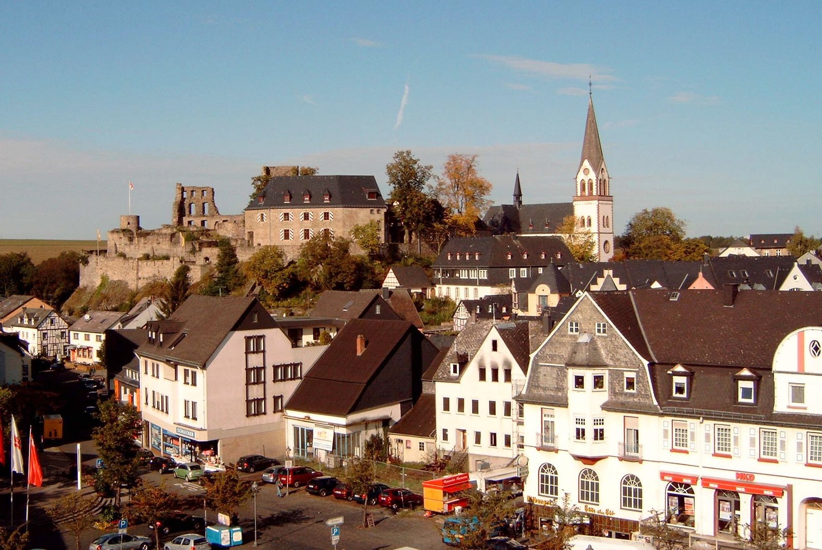 Kastellaun; Marktplatz,im Hintergrund die Kastellauner Burg und die kath. Kirche | Kastellaun in Germany
