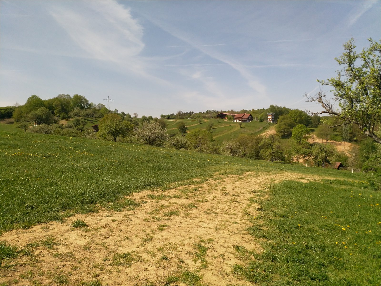 Blick auf Clubheim und Rennstrecke des Moto-Cross Sportclub MSC Goldbach, fotografiert von Süden aus im April 2019 | Goldbach in Germany