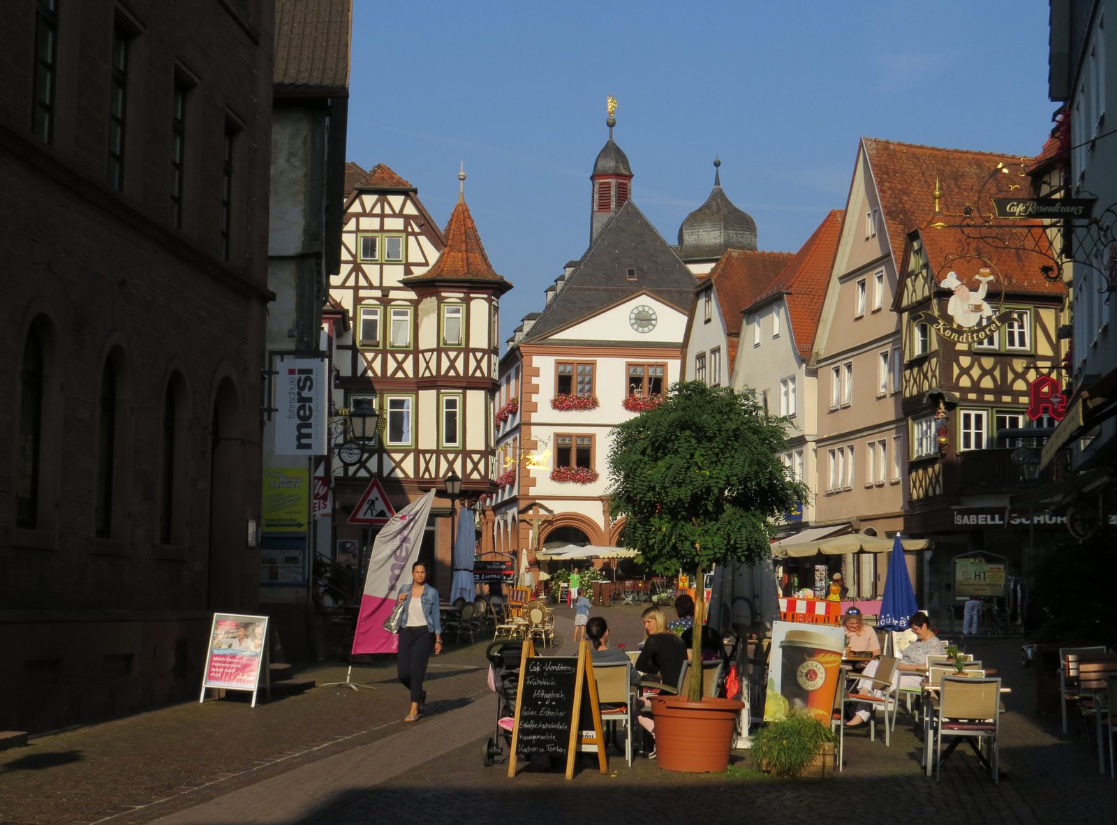 Hauptstraße mit Rathaus in Lohr am Main | Lohr am Main in Germany