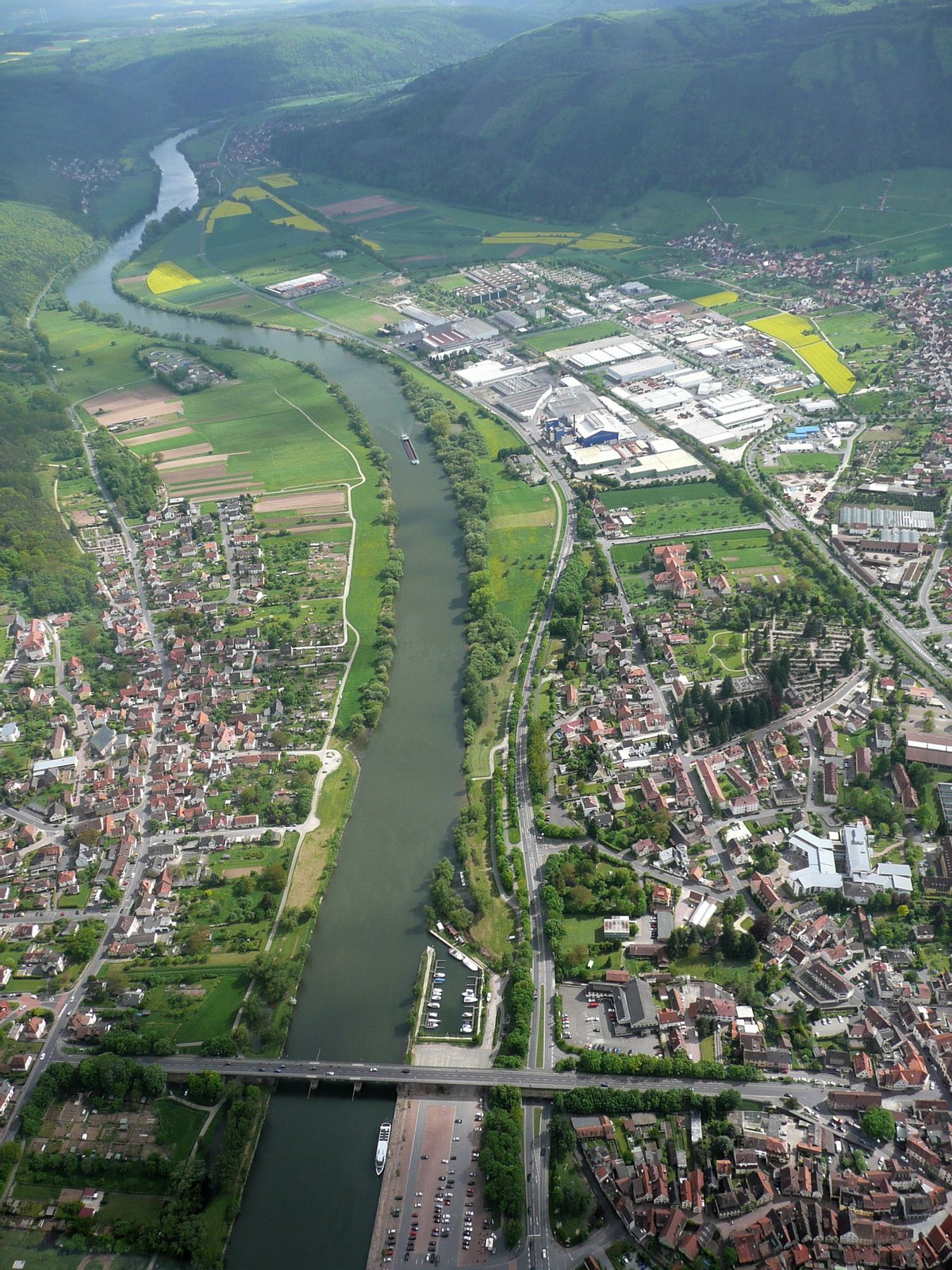 Luftbild von Lohr am Main. Maintal, alte Mainbrücke und Industriegebiet | Lohr am Main in Germany