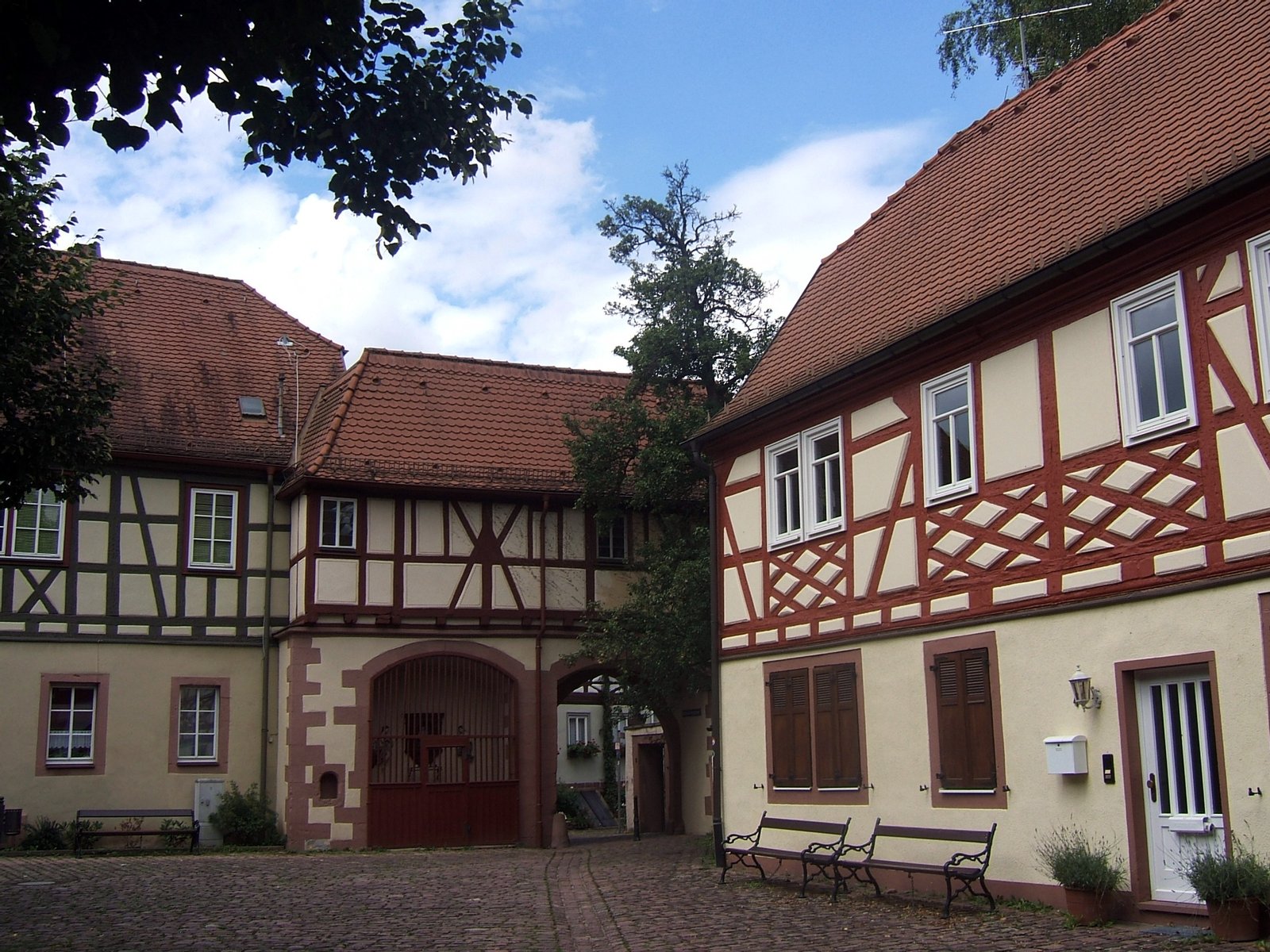 St.-Michaels-Kirchhof in Lohr mit dem Friedhofstor. | Lohr am Main in Germany