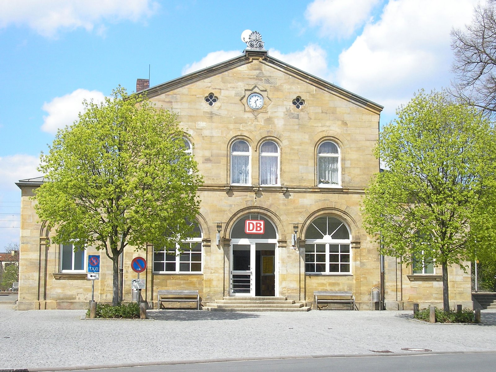 Bahnhofsgebäude von Bad Staffelstein (Bayern, Deutschland). | Bad Staffelstein in Germany