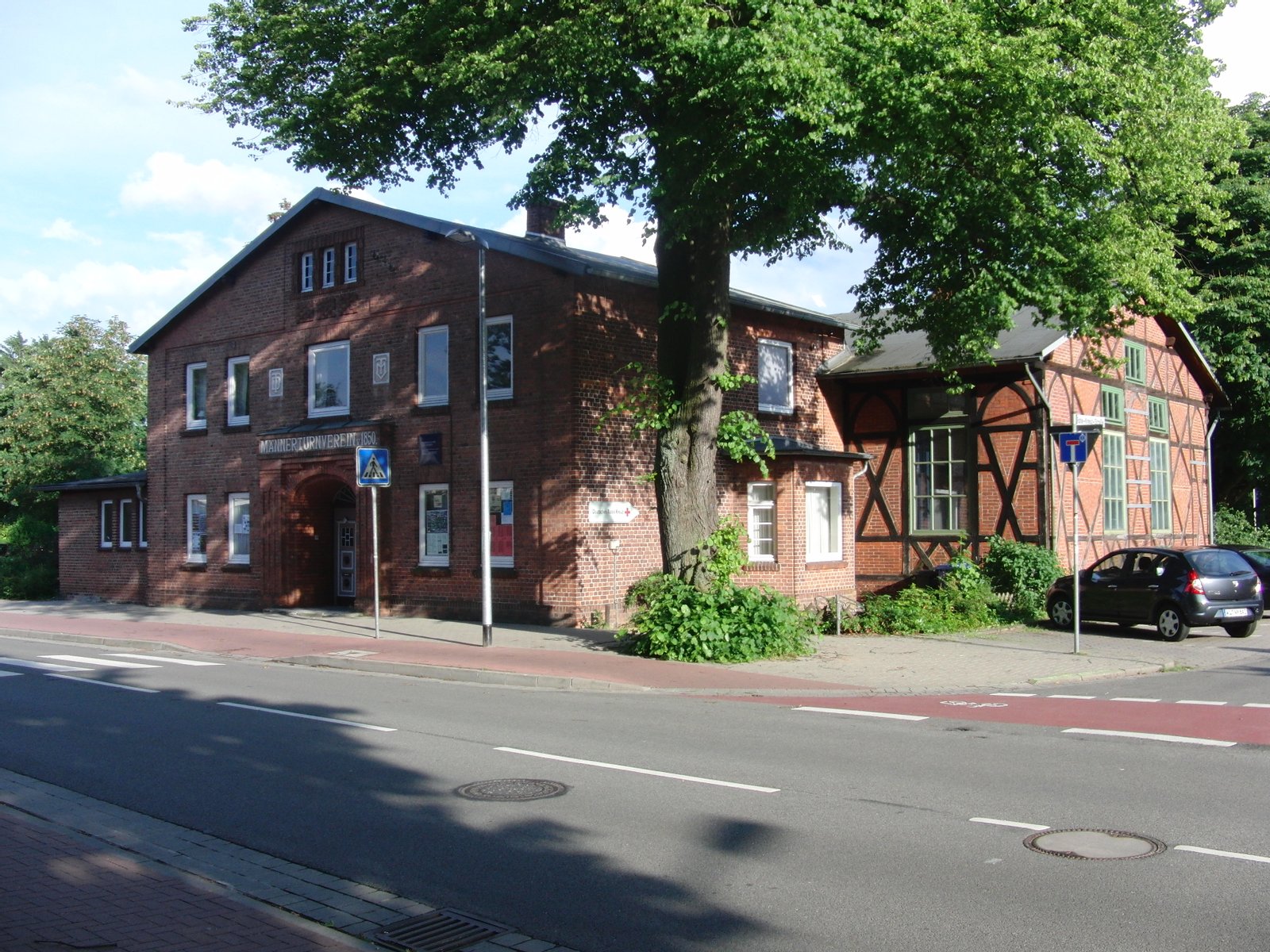 Die alte, 1889 erbaute MTV-Turnhalle an der Eckermannstraße in Winsen (Luhe). Aufnahme von 2013, knapp drei Jahre vor der Zerstörung durch Brandstiftung. | Winsen (Luhe) in Germany