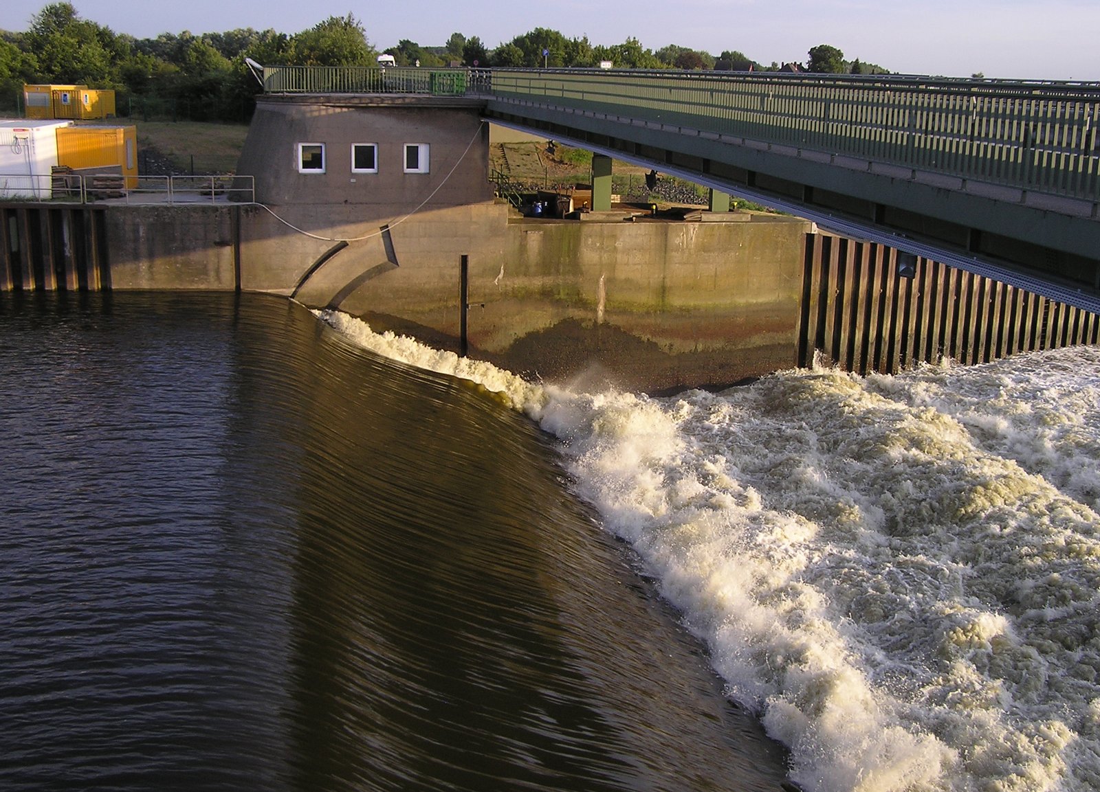 Staustufe Geesthacht mit Brücke der B 404 über die Elbe. | Geesthacht in Germany