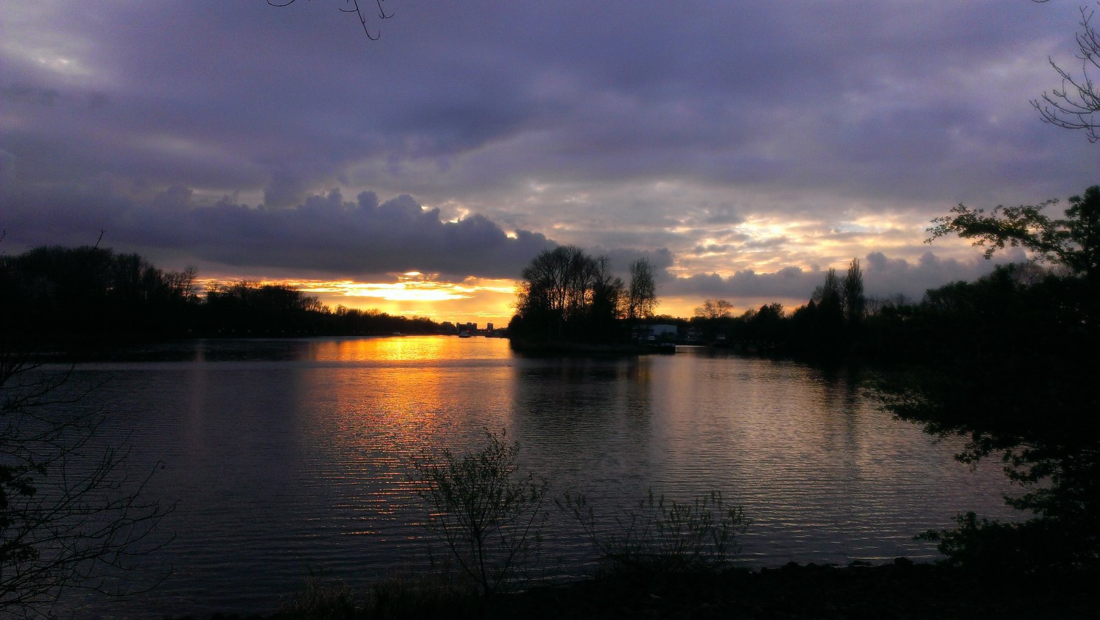 Dieses Bild ist ein kleiner Schnappschuss der Elbe am Abend ;) – Geesthacht im Herzogtum Lauenburg, Schleswig-Holstein, Deutschland; Blick entlang des nördlich von der Elbe abzweigenden Schleusenkanals (links) und in den Hafen Geesthacht (rechts) | Geesthacht in Germany