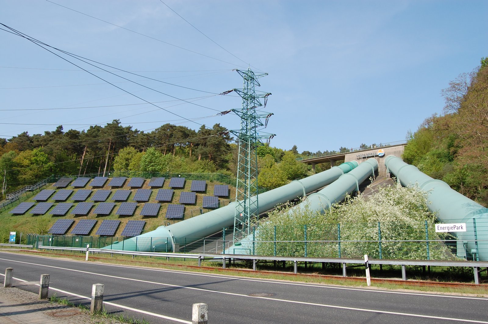 Das Pumpspeicherkraftwerk Geesthacht und links ein Solarpark mit einer Leistung von 60 kWp. Der Energiepark ist an der B5 in Geesthacht gelegen. | Geesthacht in Germany