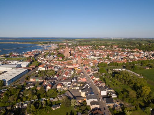 Blick auf die Gemeinde Barth in Mecklenburg-Vorpommern, mit dem Westtor und der Marienkirche in der Bildmitte und dem Bodden-Hafen links. | Barth in Germany