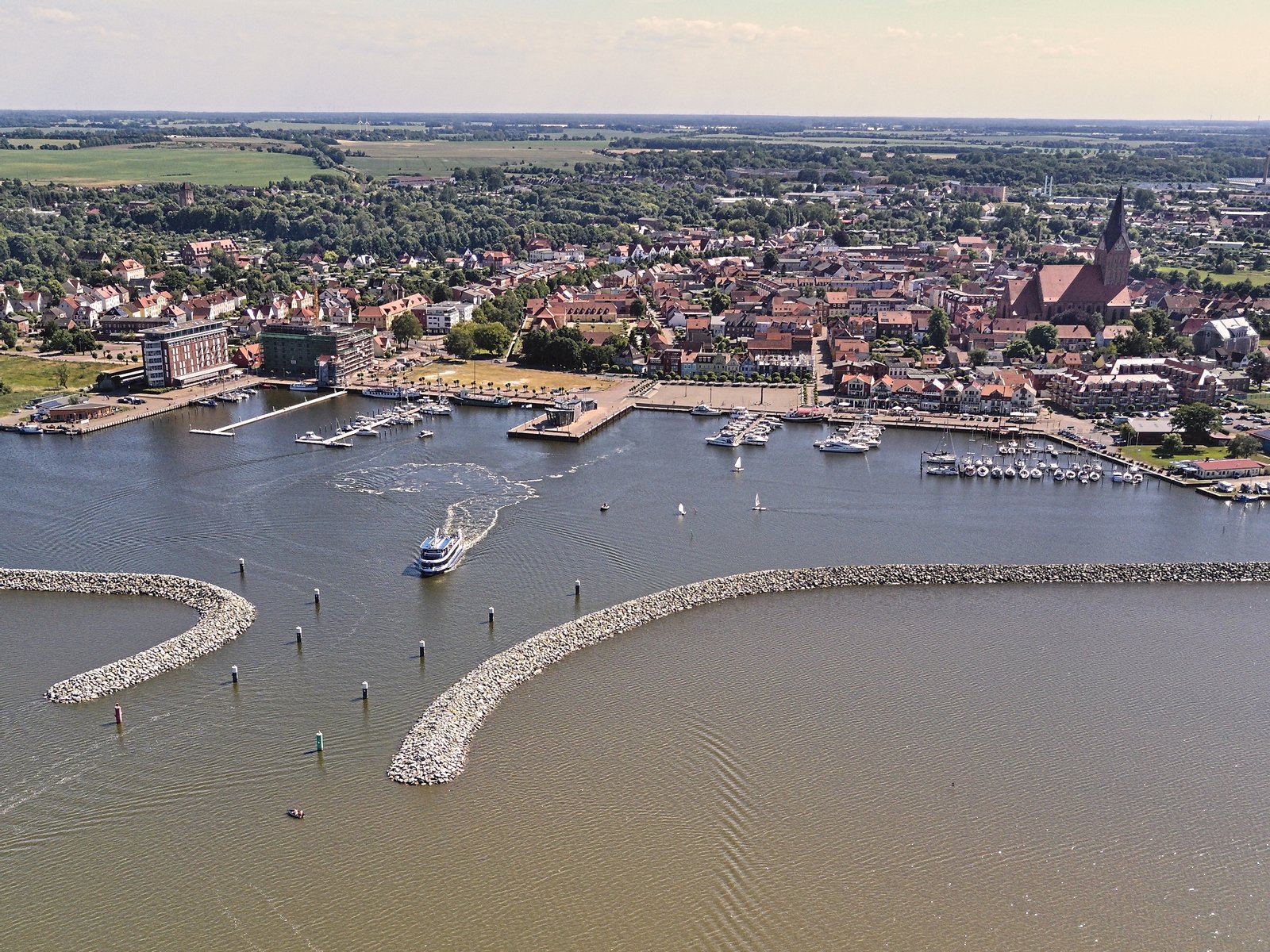 Fahrgastschiff SEEHEILBAD ZINGST verlässt den Barther Hafen, im Hintergrund die Altstadt | Barth in Germany