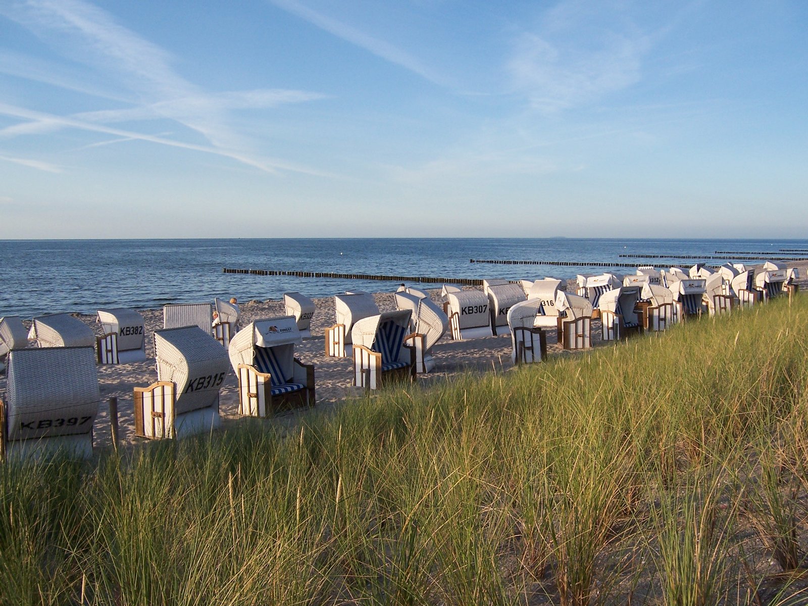 Der Strand von Zingst. Am Horizont ist die Insel Hiddensee erkennbar. | Zingst in Germany