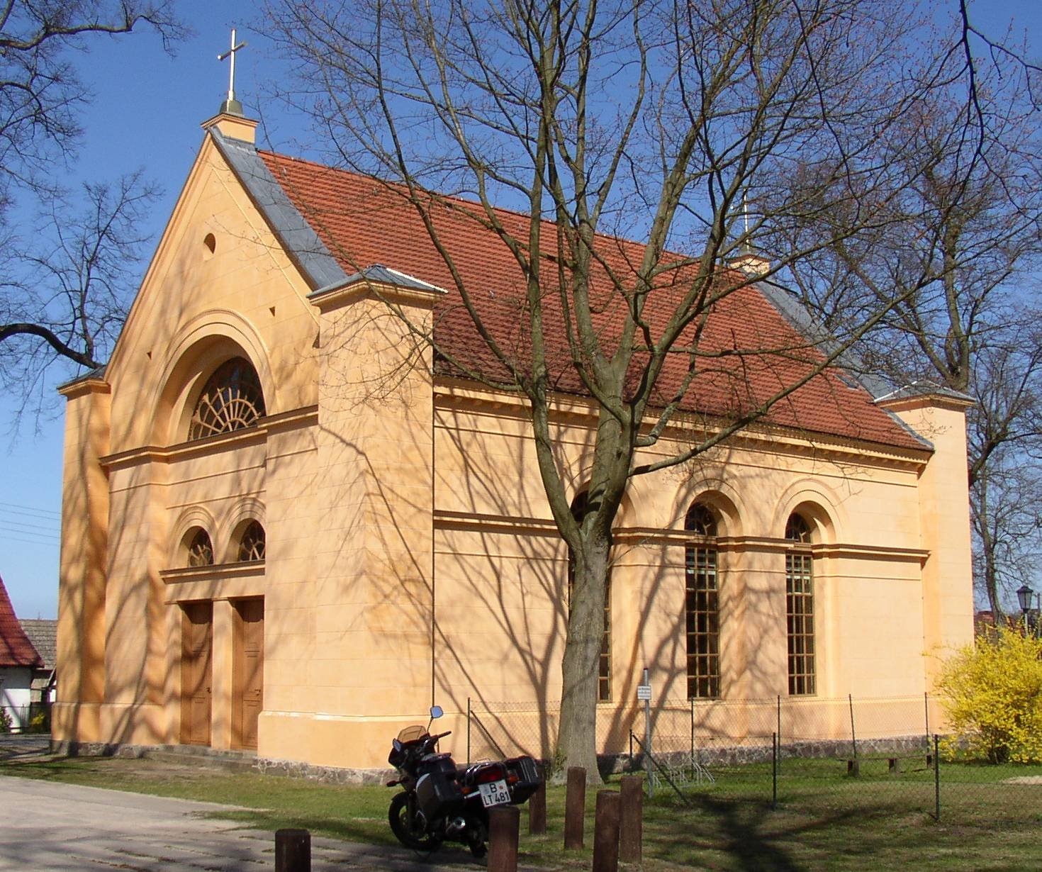 Kirche in Annenwalde (Templin-Densow) in Brandenburg, Deutschland (1833 vom Bauinspektor Hermann aus Zehdenick nach dem Muster der Schinkelschen „Normalkirche“ erbaut, wobei die Pläne von Karl Friedrich Schinkel revidiert wurden; restauriert u. a. mit Mitteln der Deutschen Stiftung Denkmalschutz) | Templin in Germany