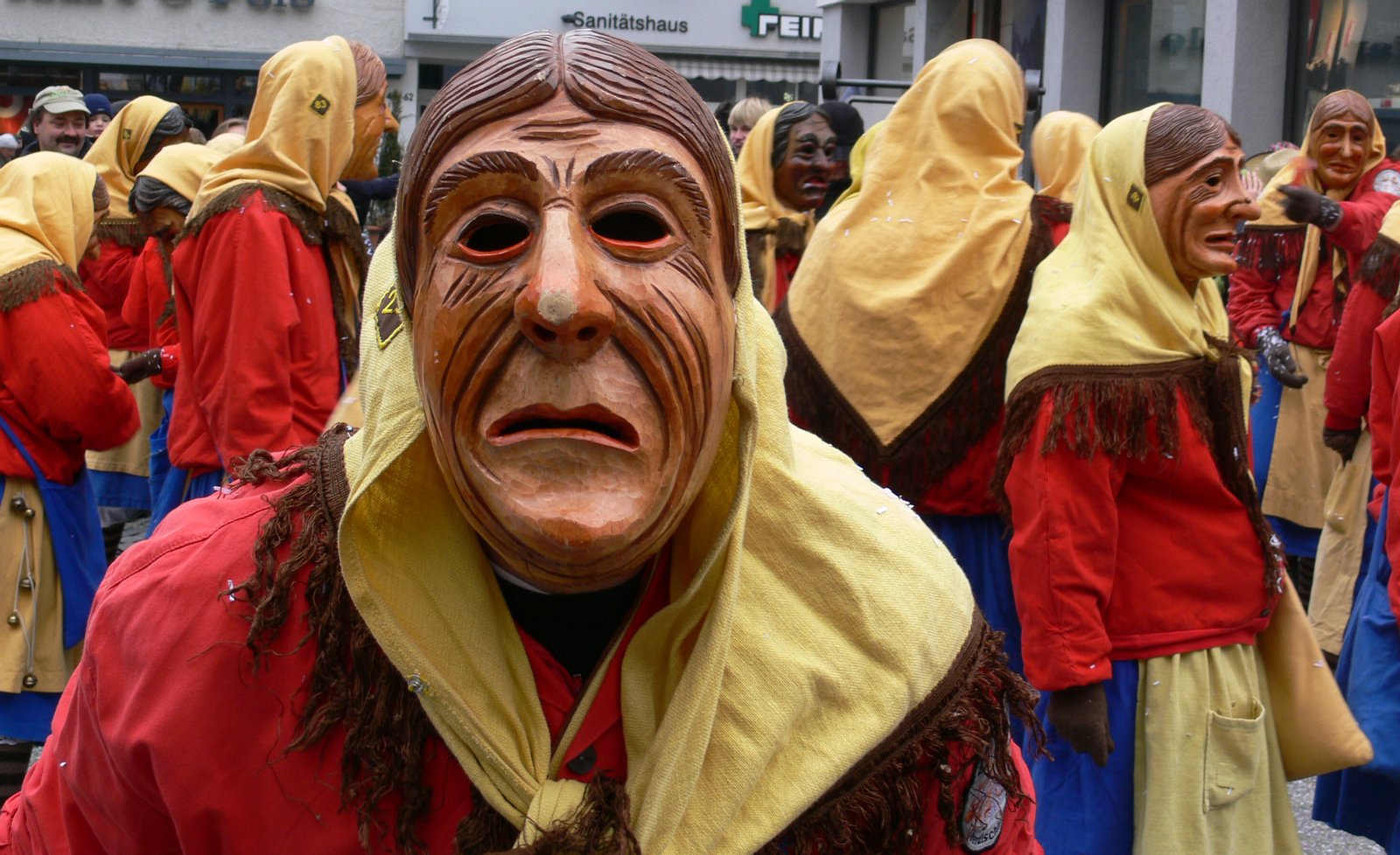 Narrensprung am Fasnetsmontag, 4. Februar 2008 in Ravensburg:
Malefizweiber der Narrengesellschaft Oberdischingen | Oberdischingen in Germany