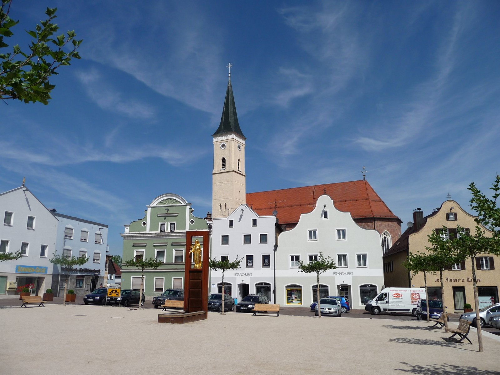 Der Marktplatz von Frontenhausen mit der Marienstatue | Frontenhausen in Germany