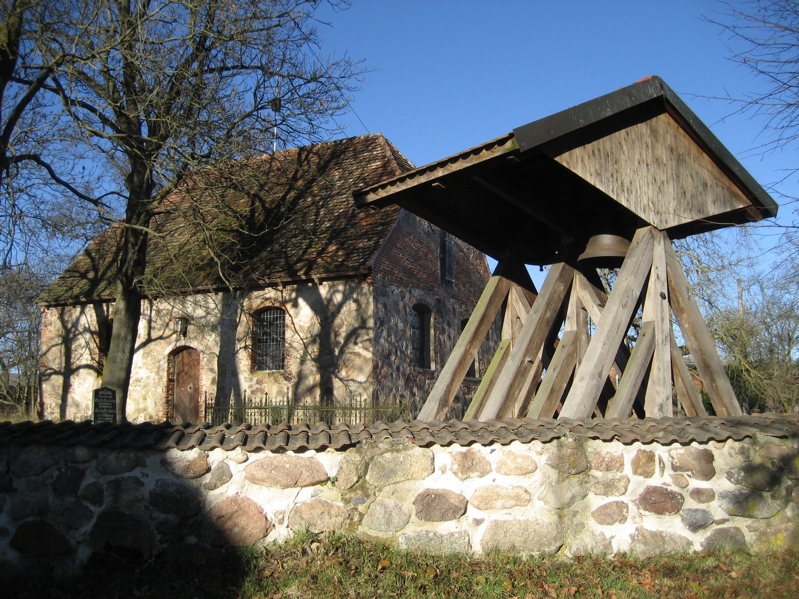 Feldsteinkirche mit Glockenstuhl und Friedhofsmauer in Gorkow, aus Blickrichtung Süden. | Löcknitz in Germany