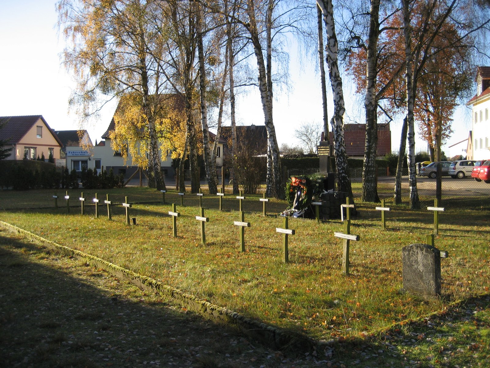 Deutsches Soldatengräberfeld auf dem Löcknitzer Friedhof, Blickrichtung Kopfseite mit Gedenkstein. | Löcknitz in Germany