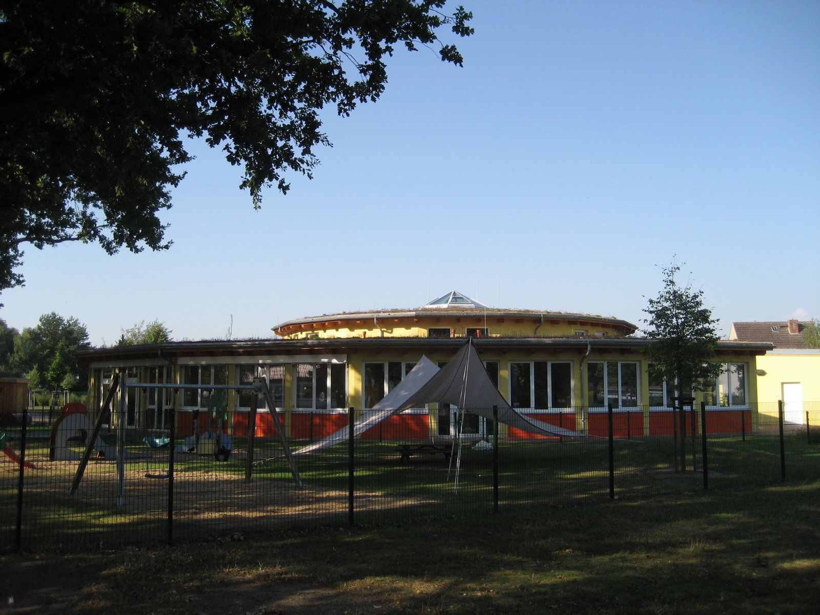 Die 2011 neu eröffnete Kindertagesstätte „Randow-Spatzen“ am Löcknitzer See (Nordostseite). | Löcknitz in Germany