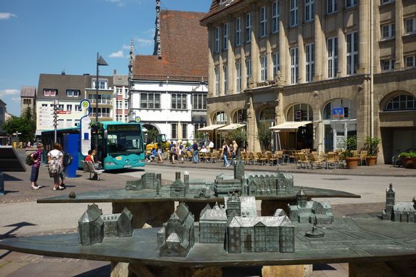 Paderborn: Stadtmodell am Kamp, im Hintergrund das historische Rathaus. | Paderborn in Germany