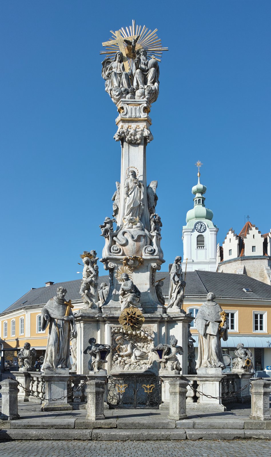 Die Dreifaltigkeitssäule in Neunkirchen, Niederösterreich von Südosten am 14. Februar 2015. | Neunkirchen in Austria