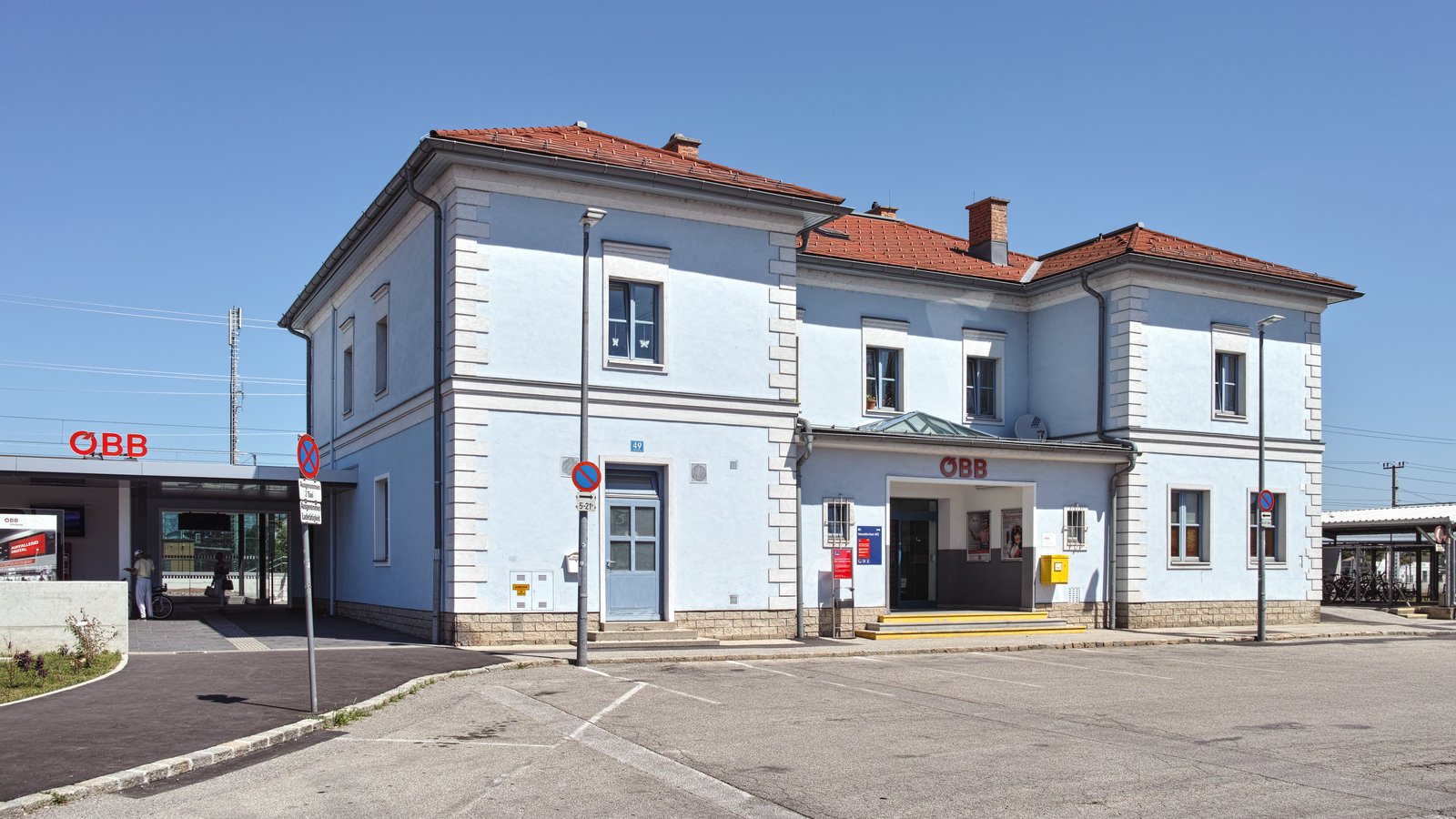 Der Bahnhof von Neunkirchen, Niederösterreich von Süd-südwest aufgenommen am 11. Juli 2015. | Neunkirchen in Austria