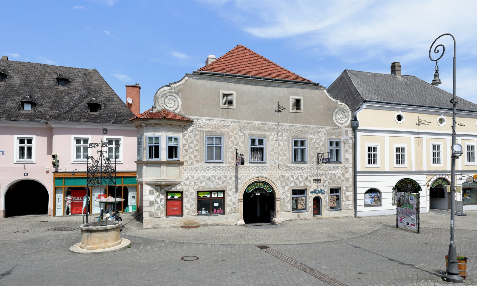 Das sogenannte „Sgraffitohaus“ an der Adresse Hauptplatz 11 in der niederösterreichischen Stadtgemeinde Neunkirchen. Ein Renaissancehaus mit reicher Sgraffitodekoration aus der 2. Hälfte des 16. Jahrhunderts an der Hauptfassade, Runderker und rundbogigem Portal mit der Jahreszahl 1591. | Neunkirchen in Austria