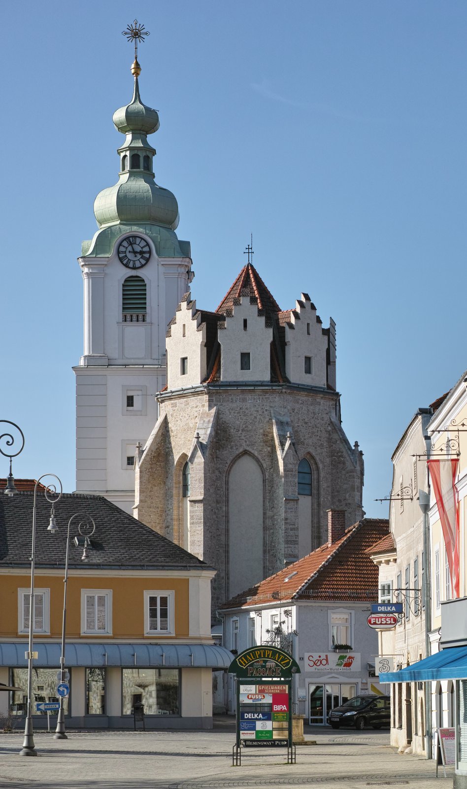 Die Pfarrkirche Neunkirchen, Niederösterreich von Südosten am 8. März 2014. | Neunkirchen in Austria
