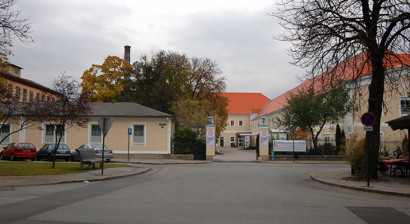 Das „Kammgarnzentrum“, eingerichtet in der ehemaligen Vöslauer Kammgarnfabrik in Bad Vöslau, Niederösterreich, beherbergt verschiedene Gewerbebetriebe. | Bad Vöslau in Austria