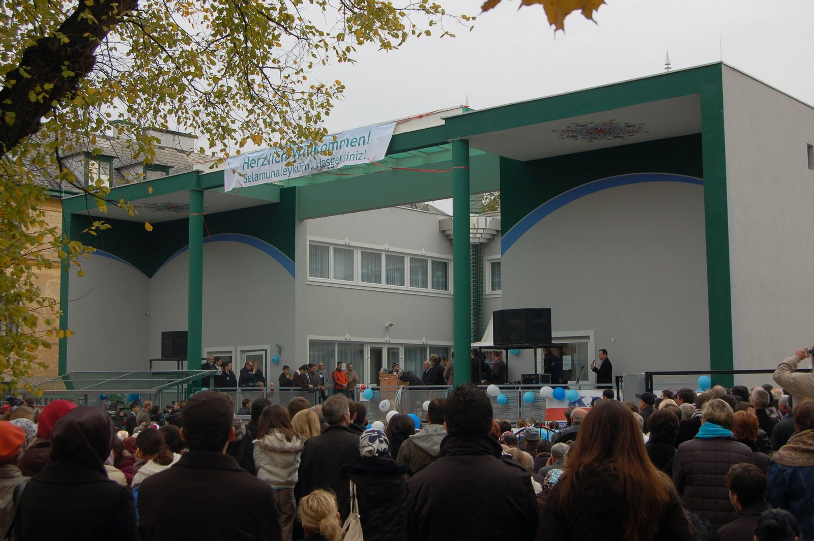 Islamisches Kulturzentrum mit Moschee in Bad Vöslau, Niederösterreich, am Tag der Eröffnung (24. Oktober 2009) | Bad Vöslau in Austria