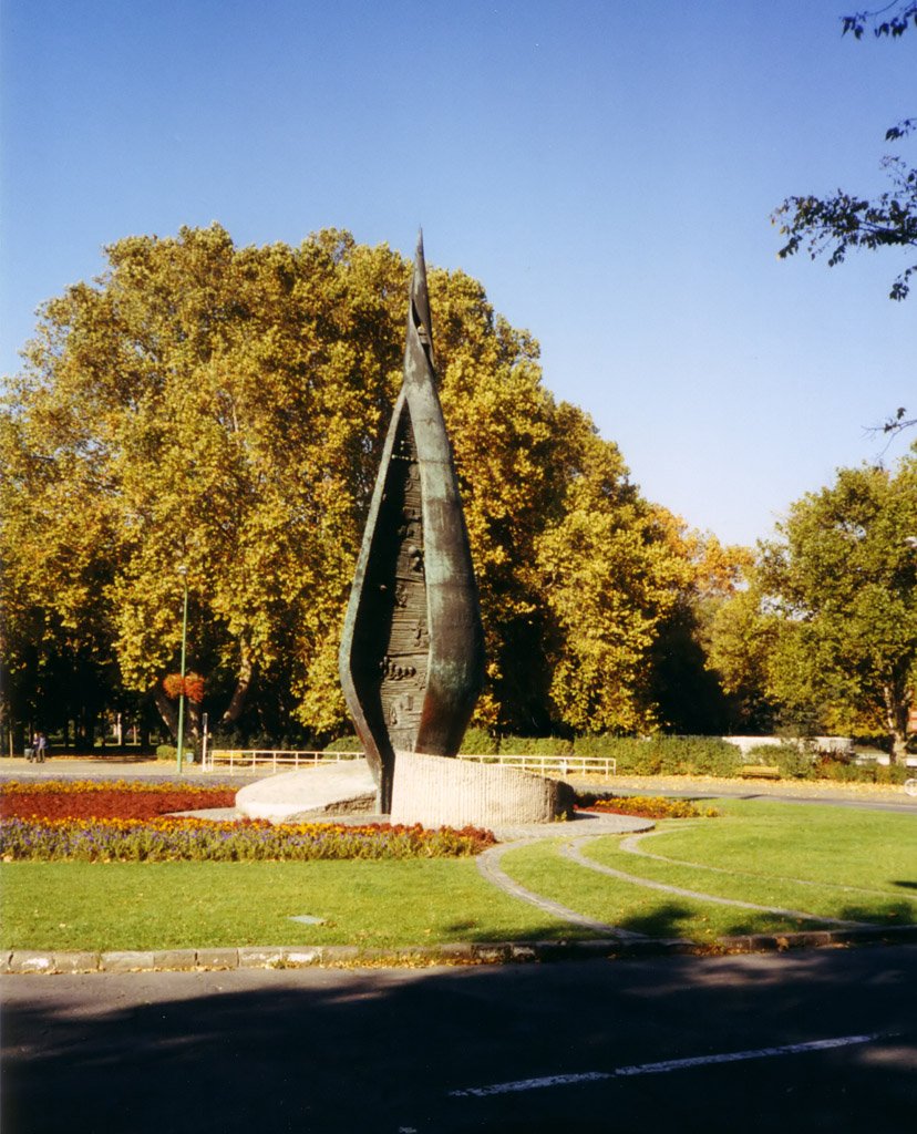 This reproduction is permitted under article 68 of the Hungarian copyright law (1999/LXXVI), which specifies that if a fine art, architectural or applied art creation is erected with a permanent character outdoors in a public place, a view of it may be made and used without the authorization of the author and paying remuneration to him.
Note: According to the article 68 Paragraph (5), the provision of Article 34, Paragraph (1), that "from a disclosed work any part may be cited by indication of the source and naming the author indicated as such", shall not be applicable to the use of fine art, artistic photographic and applied art creations.

According to the article 67 Paragraph (3) the author’s name has to be indicated on a view if this is intended to present a specific fine art, architectural, applied art or industrial design creation or engineering structure. The author’s name has likewise to be indicated if such creations are used for presentation in scientific and educational lectures as well as for school education purposes (Article 33, Paragraph (4)).

See COM:CRT/Hungary#Freedom of panorama for more information. | Margaret Island in Hungary