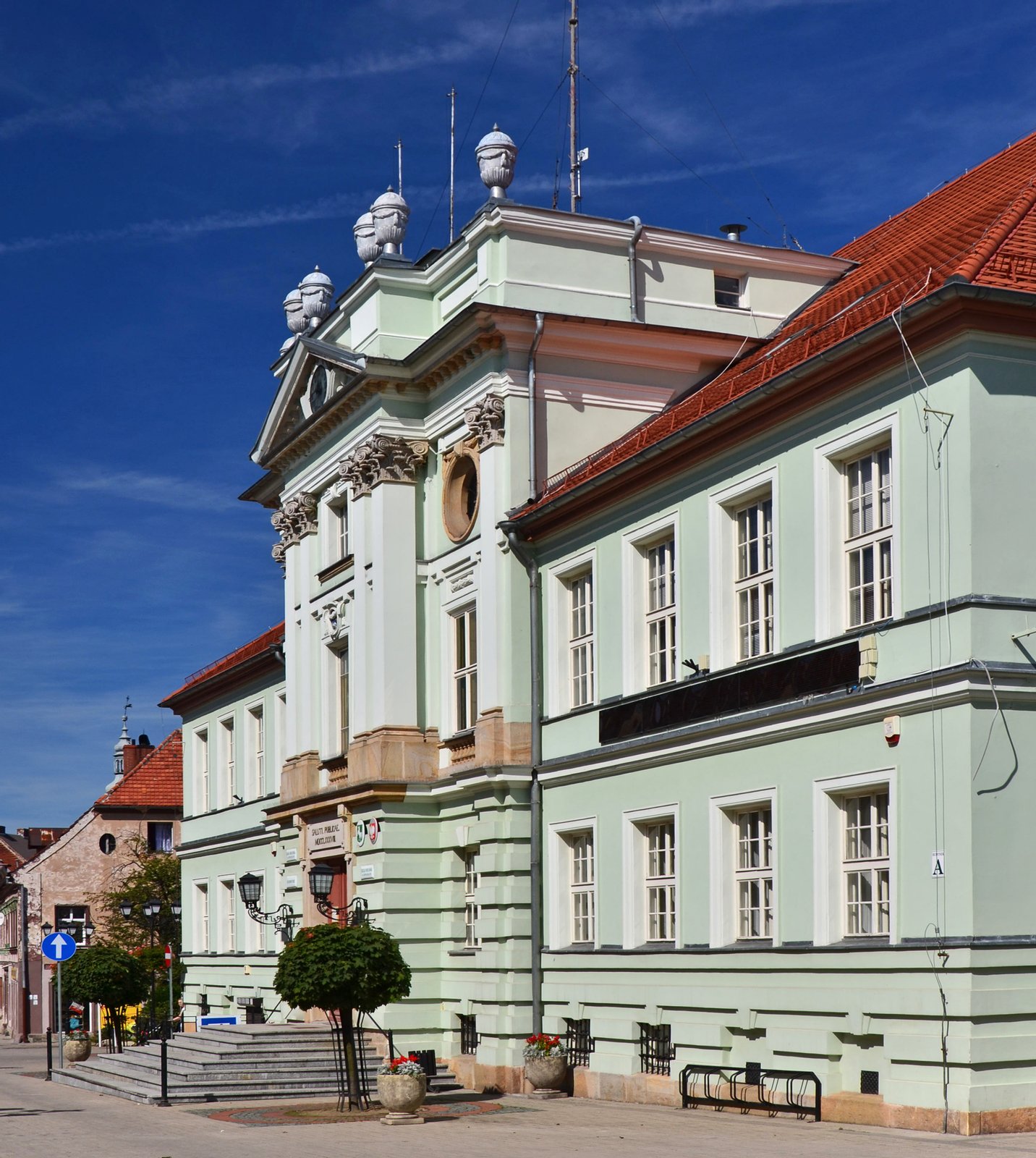 Klasycystyczny ratusz wzniesiony w latach 1786-1789. Miasto Kowary. | Kowary in Poland