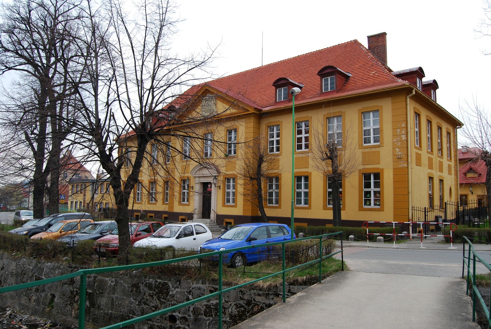 Kowary, ul. Staszica 16 - dawny sąd, obecnie jeden z budynków szkoły podstawowej nr 1 (zabytek nr 1073/J z dn. 10.05.91) | Kowary in Poland