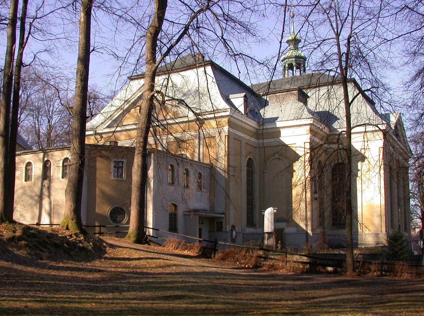 Kościół pod wezwaniem Matki Bożej Różańcowej w Kamiennej Górze. Zdjęcie wykonane przed 2003-02-08. | Kamienna Góra in Poland