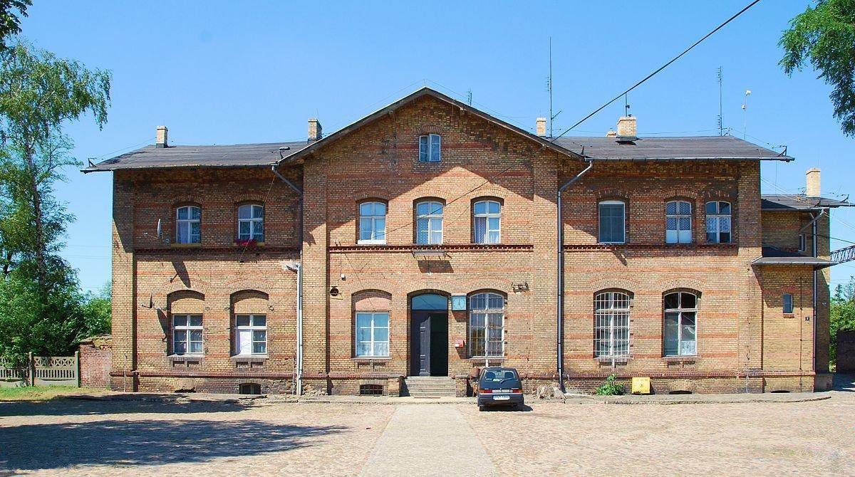 Budynek dworca w Babimoście - tu zaczyna się bieg ulicy Dworcowej. | Babimost in Poland