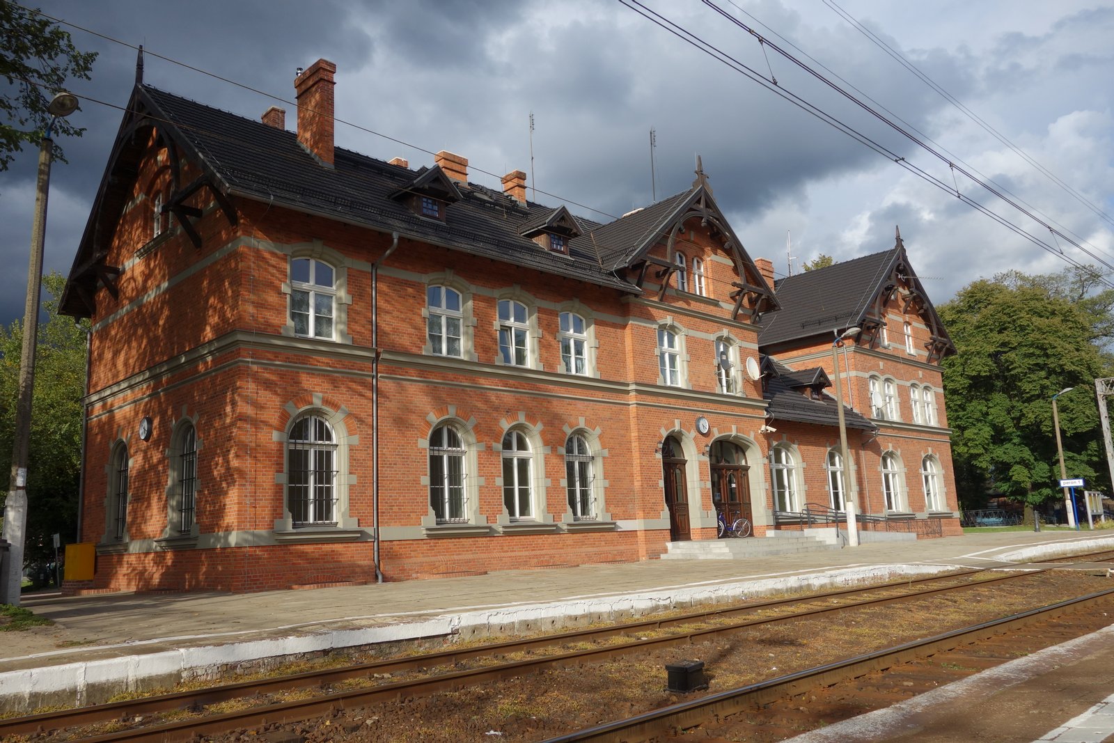 To zdjęcie zostało wykonane podczas polskiej Wikiekspedycji kolejowej 2014 zorganizowanej przezStowarzyszenie Wikimedia Polska we współpracy z Fundacją Grupy PKP.Wszystkie zdjęcia z wyprawy możesz zobaczyć w kategorii Wikiekspedycja kolejowa 2014. | Wronki in Poland