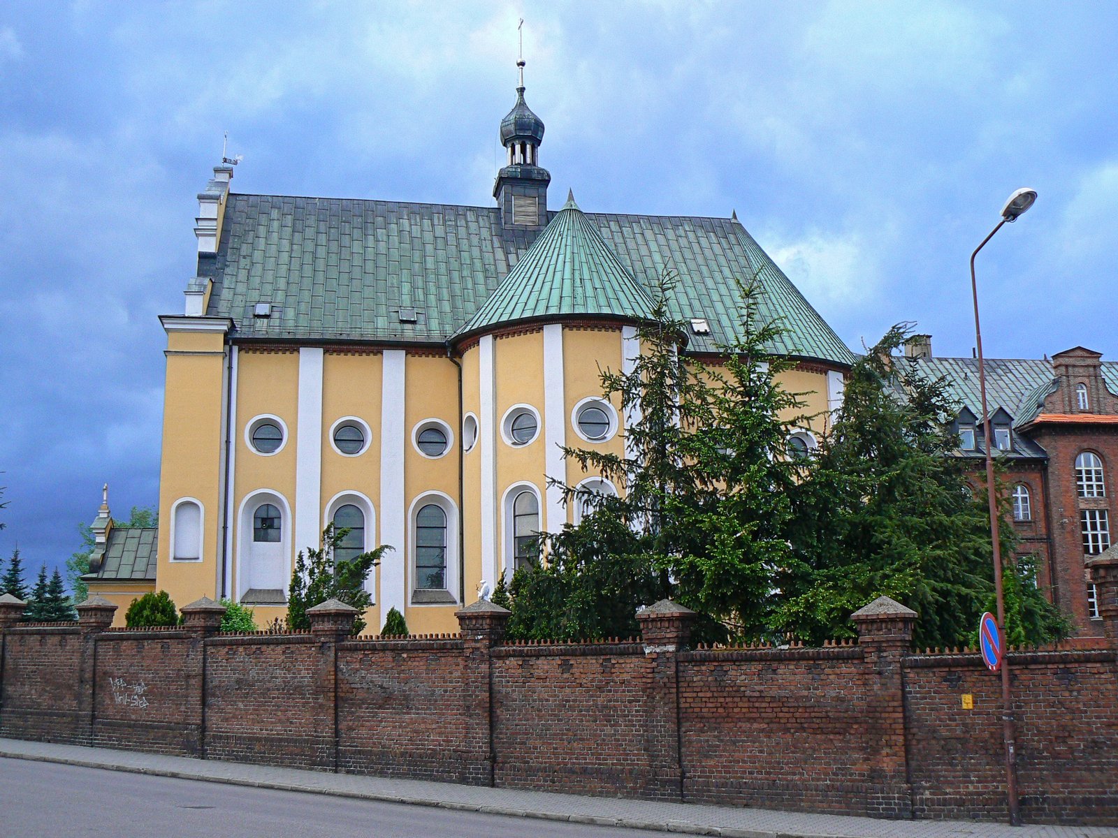 Kościół klasztorny oo. Franciszkanów - widok z boku | Wronki in Poland