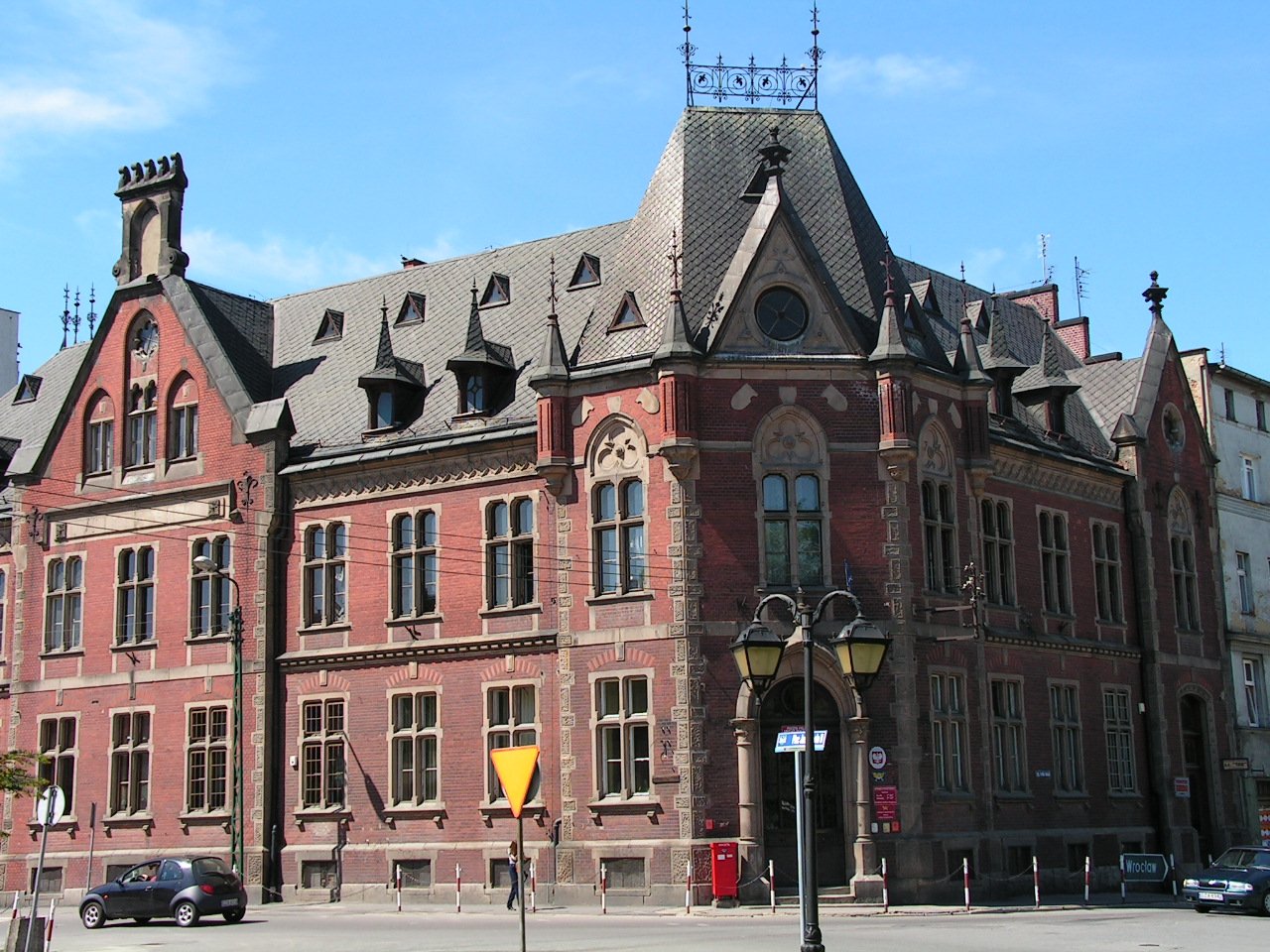 Ząbkowice Śląskie, ul. 1 Maja 1 - budynek Poczty Głównej (Autor zdjęcia: Andrzej Berdowicz) | Ząbkowice Śląskie in Poland