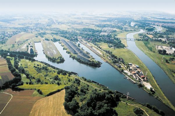 The port of Kózle. The picture shows the mouth of the Gliwice Canal disappearing in the bank line. Behind, on the right, the lock of Kozlí on the Oder. | Kędzierzyn-Koźle in Poland