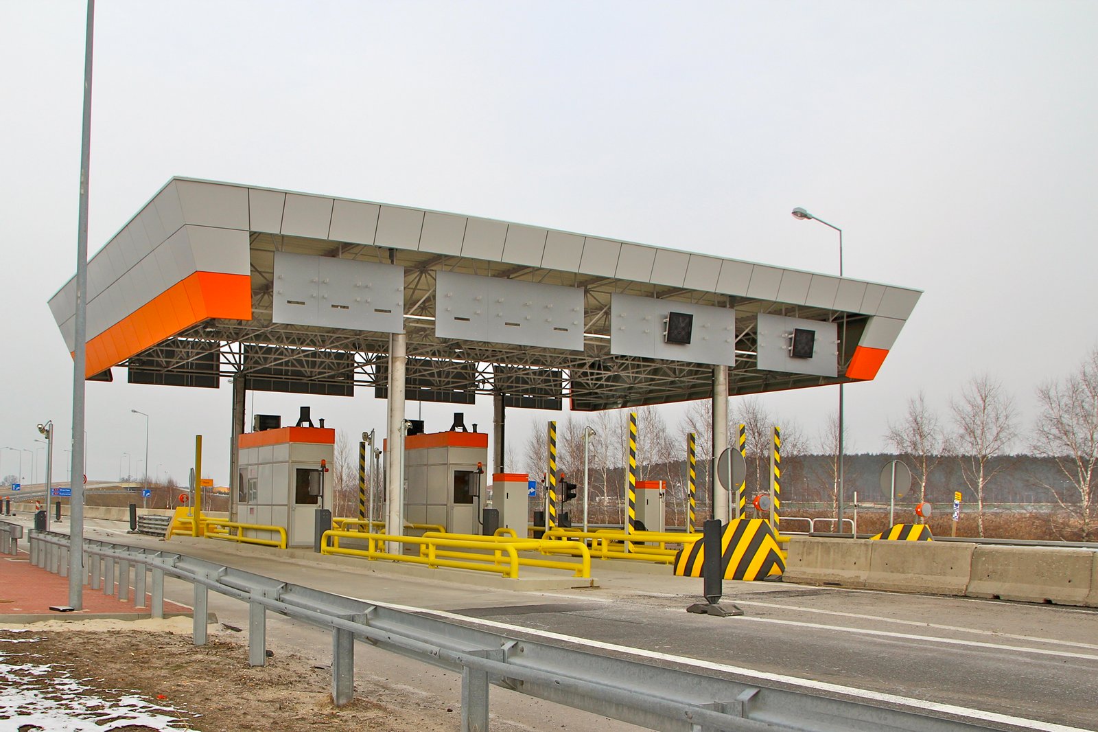 Nieczynna stacja poboru opłat na autostradzie A4 koło Krapkowic. | Krapkowice in Poland
