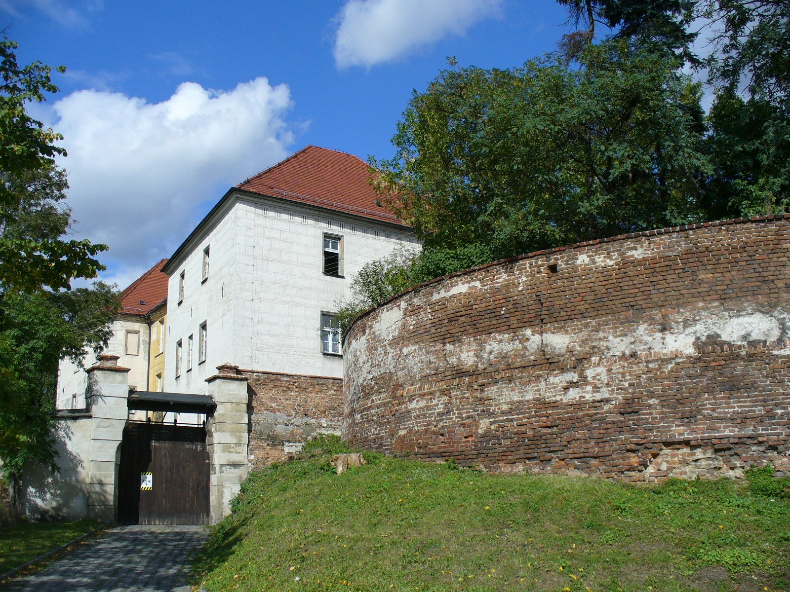 Proskau. Schloss und Stadtmauer - Prószków. Zamek i resztki murów miejskich. City walls and castle in Prószków / Proskau (Silesia) | Prószków in Poland