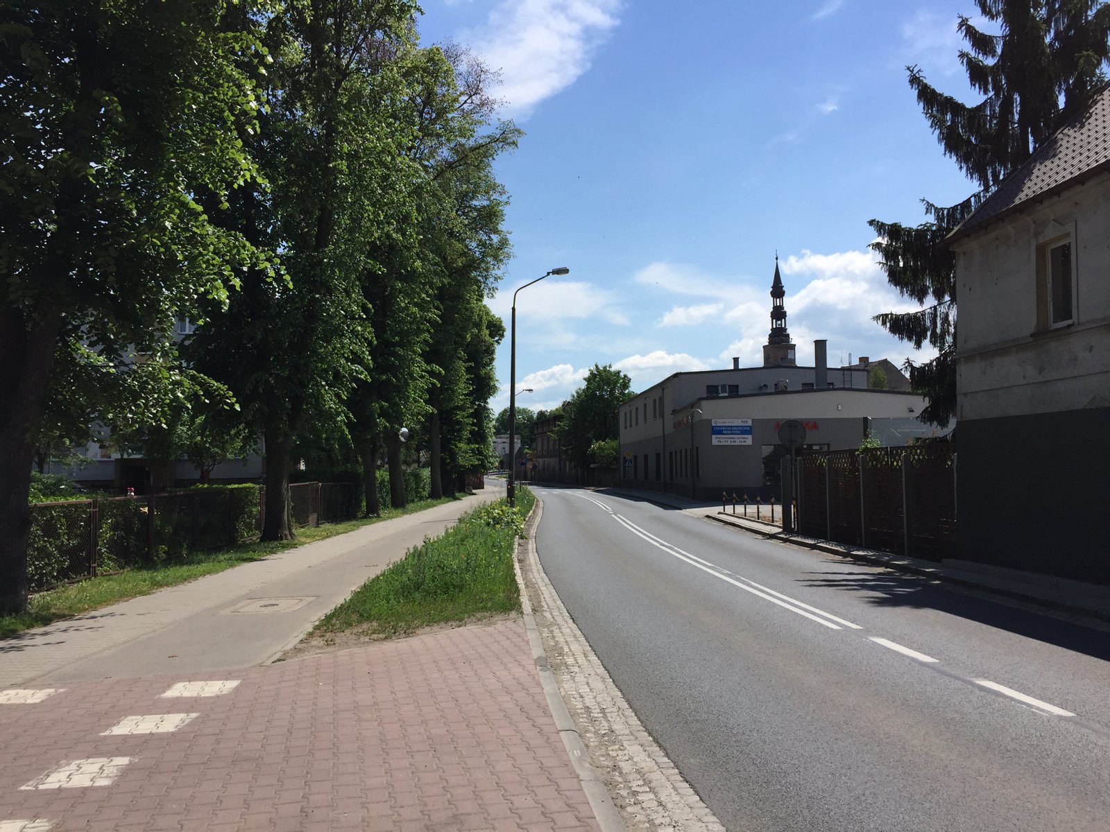 ulica 1 Maja w Bierutowie, w ciągu drogi wojewódzkiej nr 451 (w oddali wieża zamkowa w Bierutowie) | Bierutów in Poland