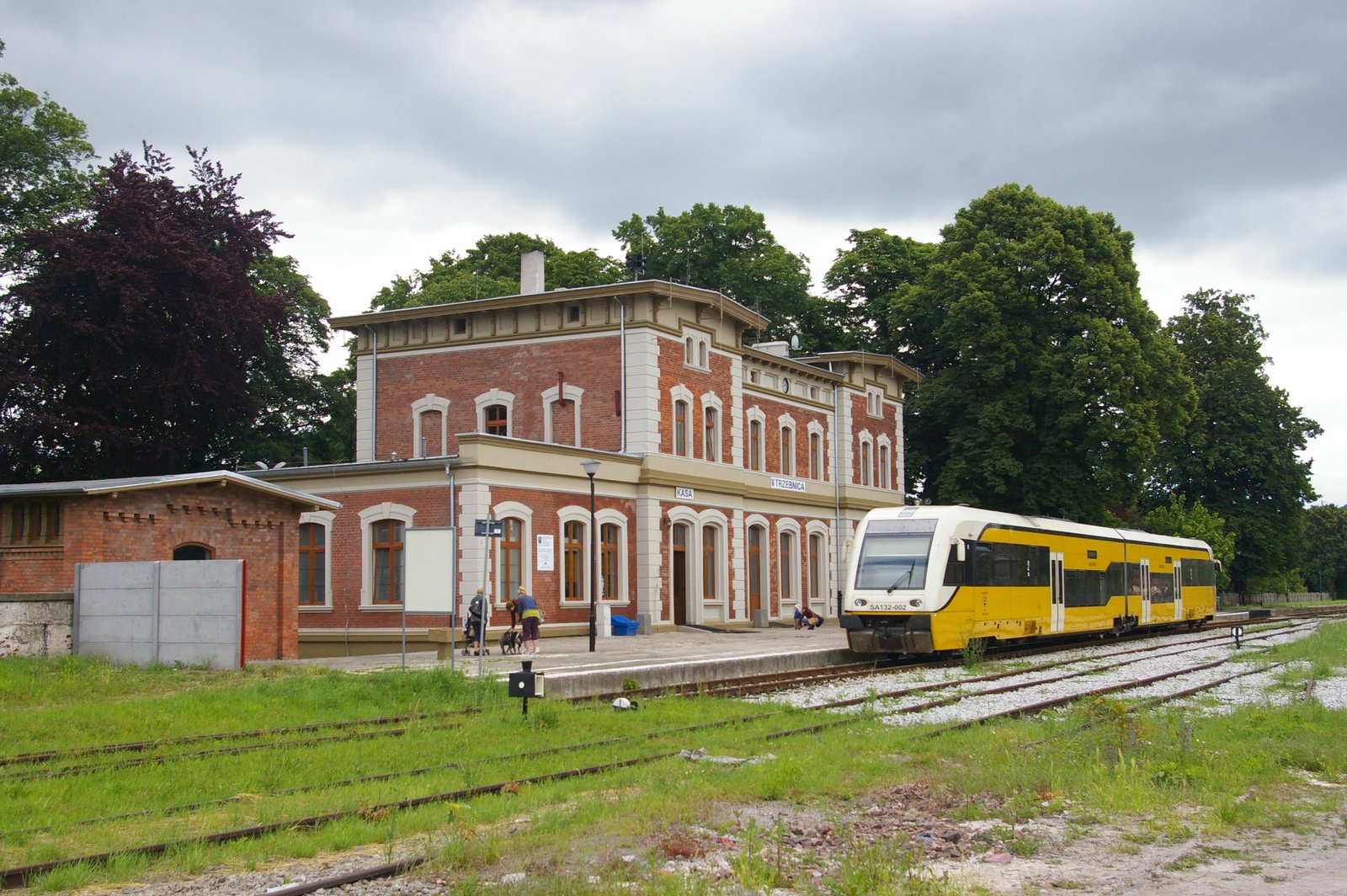 Stacja kolejowa w Trzebnicy. Końcowa stacja linii Trzebnica - Wrocław. Szynobus PESA 132-002 przygotowany do odjazdu. | Trzebnica in Poland
