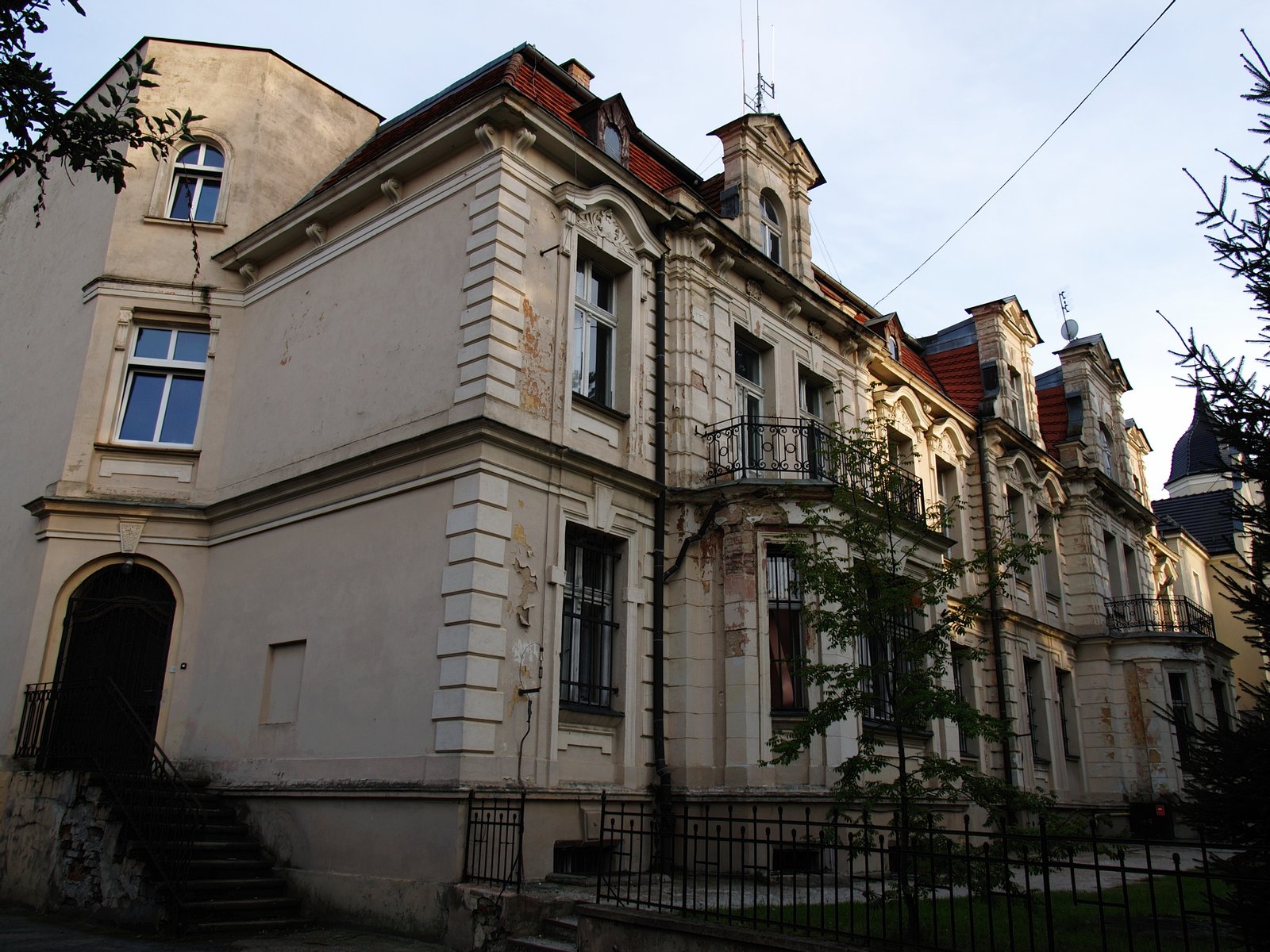 1Trzebnica, ul. ks. Bochenka 8 - budynek Komendy Rejonowej Policji (zabytek nr A/3860/674/W) | Trzebnica in Poland