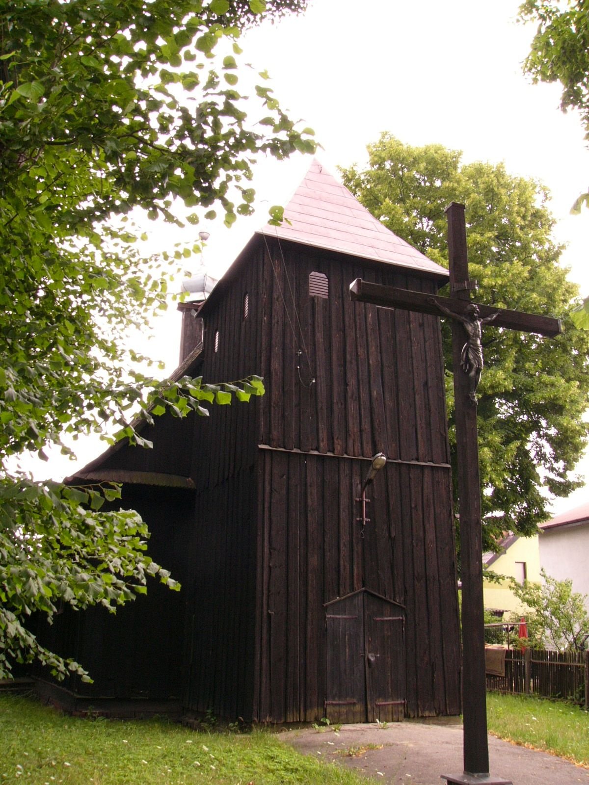 Ostrzeszów, ul. św. Mikołaja - drewniany kościół filialny pw. św. Mikołaja z 1758 r. (zabytek nr 707/Wlkp/A) | Ostrzeszów in Poland