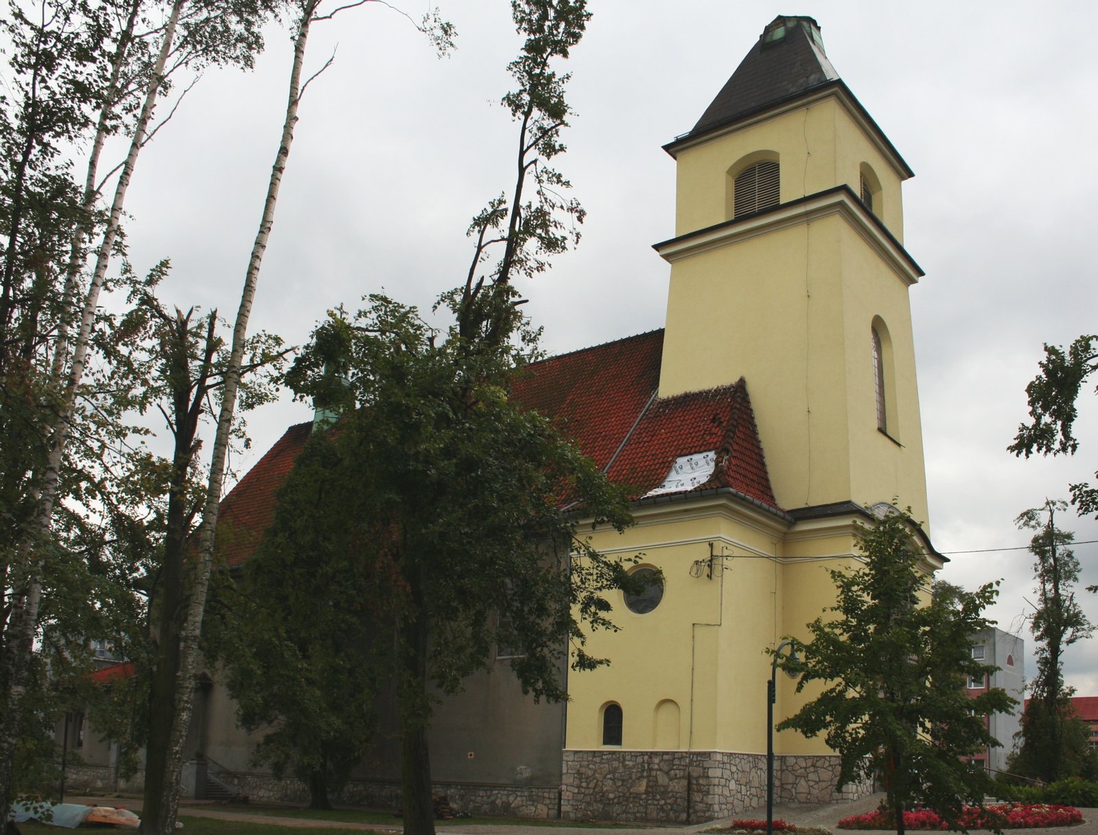 kościół Michała Archanioła w Blachowni po przejściu tornada w 2008 roku, z uszkodzoną wieżą | Blachownia in Poland